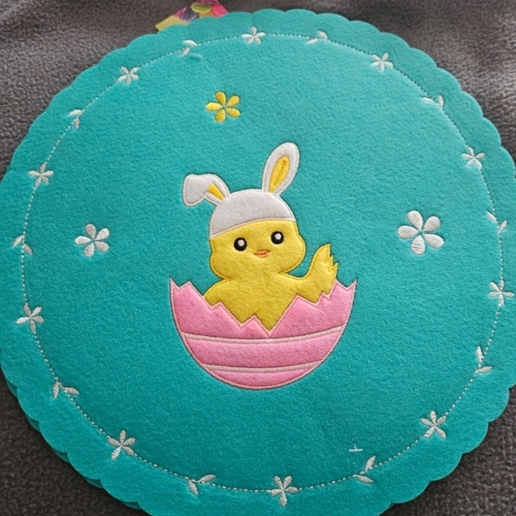 Nwt 2 Set Of(8) Easter placemat And Salt And pepper Shakers - Picture 3 of 6